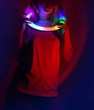 Sahnede dans eden genç ve güzel bir kadının portresi neon renkli parlak bir gradyan.. 