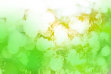 Soyut bokeh bulanık sarı güneş ve mavi gökyüzü. Yaz soyut Bokeh, bulanık sarı güneş ve mavi gökyüzü. 