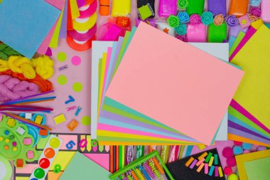 Düz görünüm yatıyordu ve uzayı kopyaladı. Sanat malzemeleri ve eğitim malzemeleri evrensel arkaplanda estetik olarak hoş bir şekilde düzenlenmiştir. Masada boş alan.