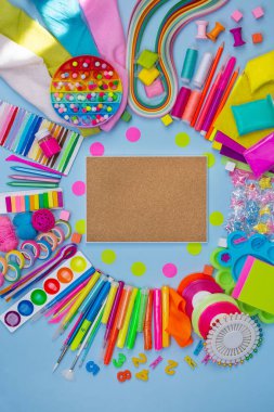 Beyaz branda çerçeve şablon oluşturur. Tuvali hazırla. Ev atölyesi konsepti. DIY el yapımı dekor fikri.