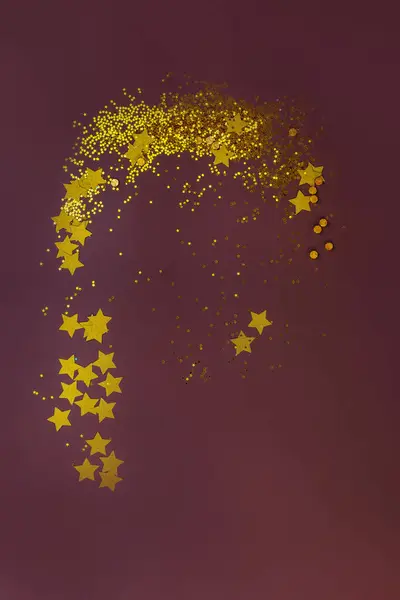 Złote Gwiazdy Brokatu Złote Cekiny Brązowym Ciemnym Tle Dreamlike Brokat — Zdjęcie stockowe