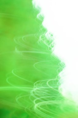 Odaklanmamış yeşil hareket bulanık arka plan. Renkli yeşil girdap bulanık arkaplan.