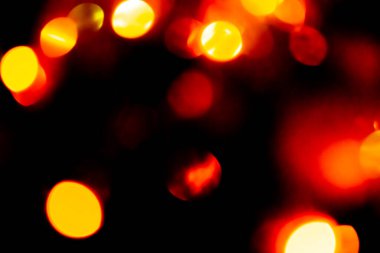  Ürünleri göstermek için neon ışınlarının yansımalarıyla soyut bokeh koyu arkaplan