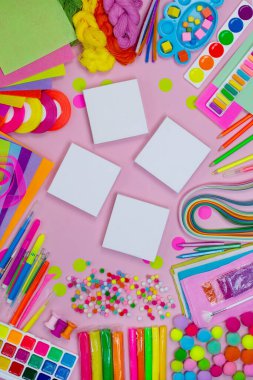 Beyaz branda çerçeve. Sanat çerçevesi boş tuval modeli. Boş tuval ve renkli boya malzemeleri. Yaratıcı renkli sanat tedarikçisi ve maketi