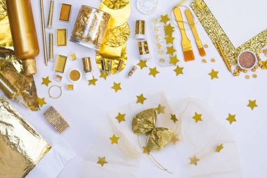 Usta zanaatkar için altın renkli altın aksesuarlar. Altın renkli aksesuarlarla dolu bir hayat. Altın tabak sanat ve yaldızlı.