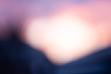 Bahar ya da yaz soyut doğa arka plan ve güneş parlamaları. Bulanık merhaba yaz arkaplanı gün ışığıyla aydınlanıyor.