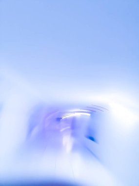 Renkli neon lambalı altgeçit bulanık desenli. Şehrin altında boş bir altgeçit var..