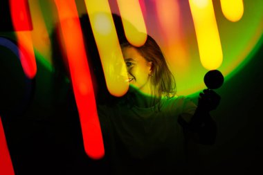 Makyaj ve güzellik blogu. Genç kadın nüfuzlu kişi akıllı telefon kamerasıyla video oluşturdu ve videoyu sosyal medyaya paylaştı