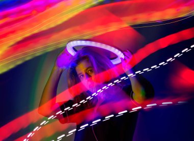 Parlak neon renkli genç enerjik kız ev partisinde heyecanlı bir şekilde dans ediyor. Mutlu güzel kız dans ediyor modern, parlak, neon renkli arka planda