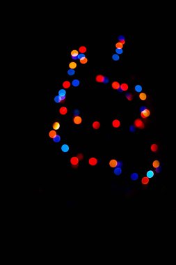  Ürünleri göstermek için neon ışınlarının yansımalarıyla soyut bokeh koyu arkaplan