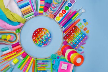 Yaratıcı çocuk sanatları ve el sanatları dersleri. Çocukların yaratıcı gelişimi ve eğlenceli eğitim konsepti. Sanat okuluna geri dön..