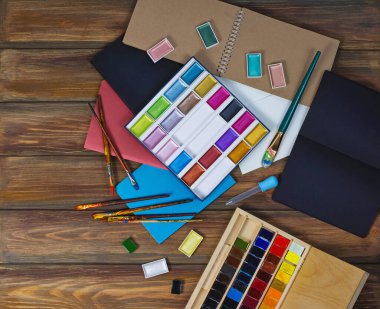 Çizim malzemelerinin olduğu stüdyo içi düz bir manzaraydı..