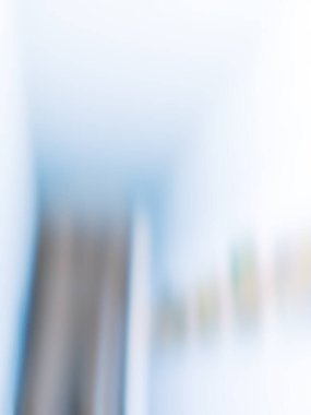 Sanat eserlerine bakan ziyaretçiler, arka plandaki güzelliği bozdular. Modern sanat galerisi ziyaretçileri, iç mekan bulanıklığı