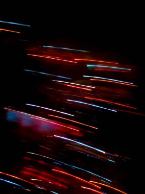 Gece görüşü bulanık desenli ve neon ışıklı. Parti arkaplanı için renkli parlak neon ışınları