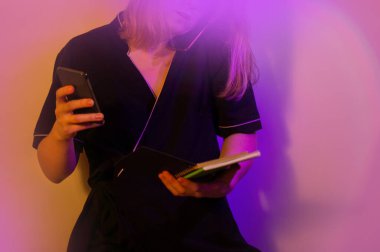 Şirket telefonuyla müşteriyle iletişim. Finans bürosundaki müşteriyle güzel bir genç kadın iletişimi..