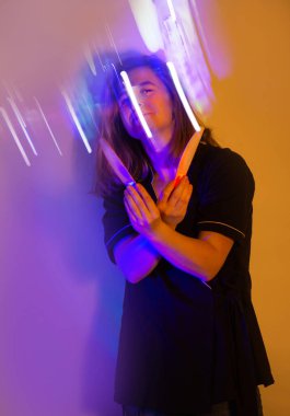 Kişisel temizlik ve manikür. Renkli arka planlarda neon ışıkta bir güzellik endüstrisi ustasının portresi.