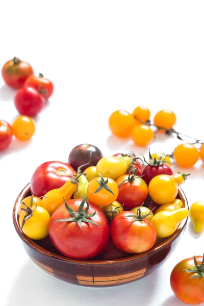 白い背景にボウルに新鮮な有機栽培のヘリオーム赤と黄色のトマト 収穫時間ときれいな食事の概念 コピースペース — ストック写真