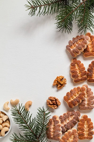 Świąteczna Kompozycja Ciasteczkami Masłem Gałązkami Jodły Orzechami Włoskimi Białym Tle — Zdjęcie stockowe