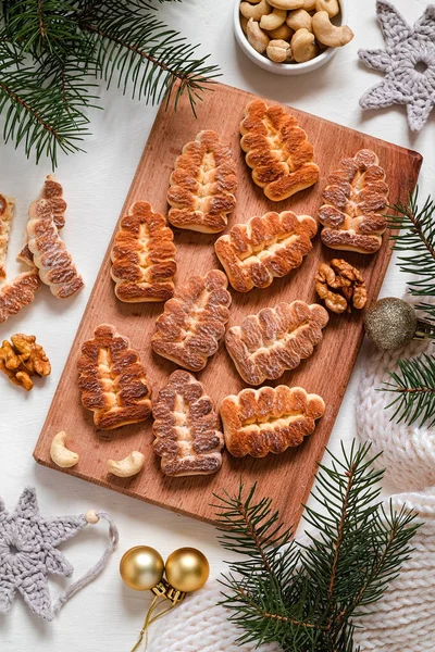 Kompozycja Świąteczna Ciasteczkami Masła Drewnianej Desce Gałązkach Jodły Płatkach Śniegu — Zdjęcie stockowe