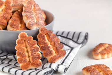 Lezzetli ağaç şekilli kurabiyeler. Beyaz arka planda Noel kurabiyeleri. Kapatın. Boşluğu kopyala.