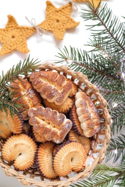 Hasır sepette noel kurabiyesi. Noel tatlıları. Noel ağacı ve at nalı şeklinde kurabiyeler. Noel konsepti.