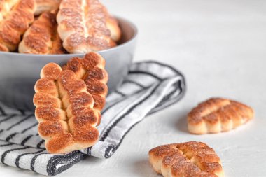 Kutlama ağacı şeklindeki kurabiyeler. Noel kurabiyeleri. Kapat.