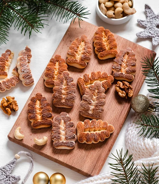 Świąteczne Ciasteczka Masłem Desce Woden Gałązki Jodły Świąteczne Dekoracje — Zdjęcie stockowe