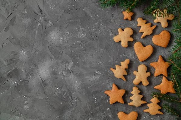 圣诞作文 自制姜饼和冷杉树枝灰色背景 以圣诞树 星星和心脏的形状出现的饼干 — 图库照片