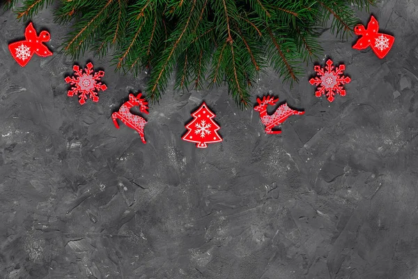 Noel Kırmızı Ağaç Oyuncakları Gri Arka Planda Yeşil Köknar Ağacı — Stok fotoğraf