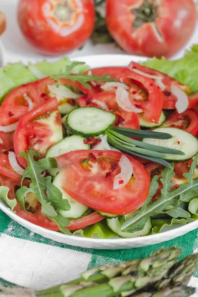 キュウリ トマト アルグラ レタス 健康的なディナーのためのタマネギと新鮮な夏のサラダ — ストック写真