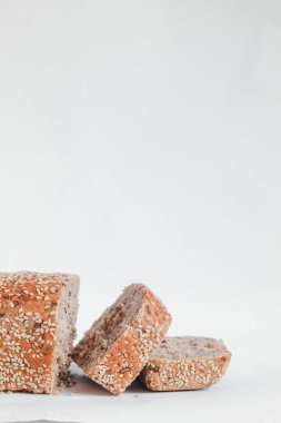 Tahtada dilimlenmiş susamlı ekmek. Boşluğu kopyala.