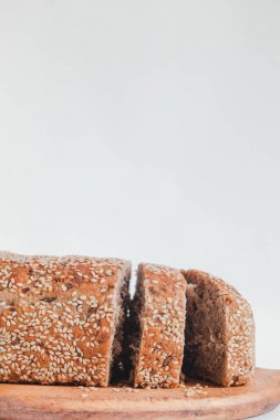 Beyaz arka planda taze dilimlenmiş susamlı ekmek. Boşluğu kopyala.