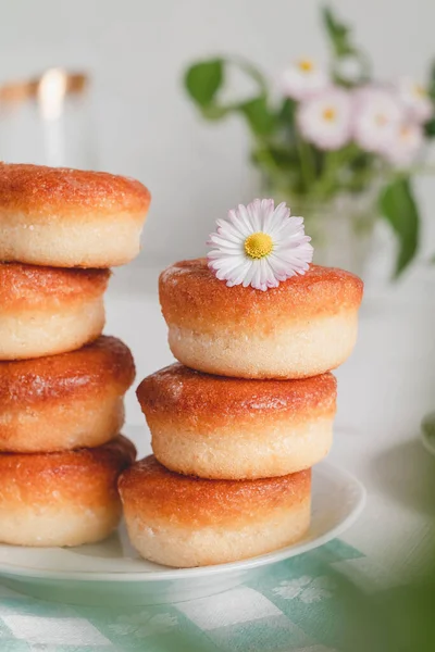 Завтрак Свежими Пончиками Белой Тарелке Золотые Пончики Концепция Сладкого Десерта — стоковое фото