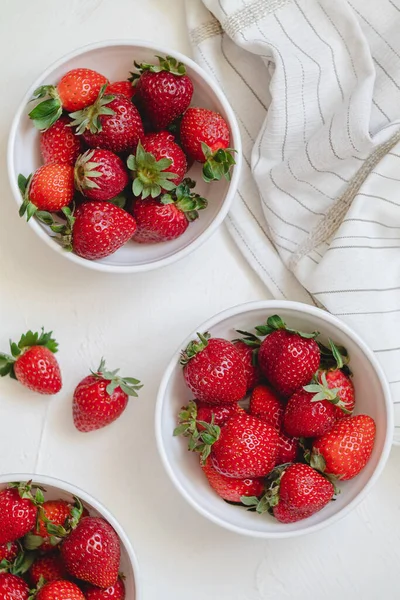 Ceramic White Bowls Sweet Juicy Red Strawberris White Background Healthy — Stock Photo, Image