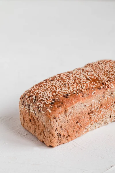 Φρέσκο Καρβέλι Ψωμί Σουσάμι Λευκό Φόντο Αντιγραφή Χώρου — Φωτογραφία Αρχείου