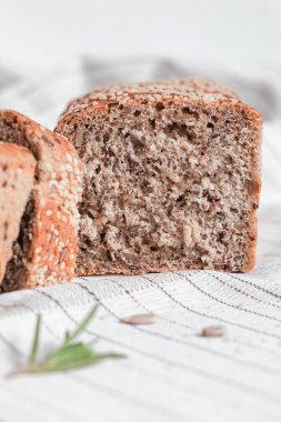 Hafif bir masa örtüsünde biberiyeli susamlı ekmek. Sağlıklı beslenme konsepti. Glütensiz ekmek..