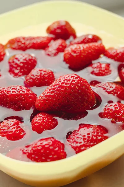 Φρέσκες Ζουμερές Φράουλες Ένα Πλαστικό Μπολ Νερό Έπλυνα Καθαρές Φράουλες — Φωτογραφία Αρχείου