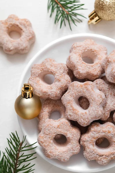 Biscuits Frais Sablés Sur Une Assiette Avec Décor Noël Sur — Photo