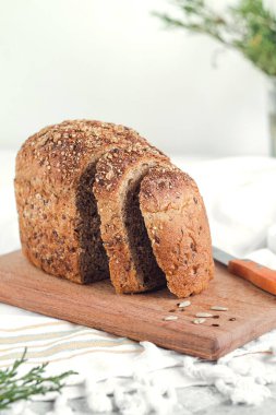 Ekşi çavdar ekmeği, ay çekirdeği ve tahtanın üzerinde keten..