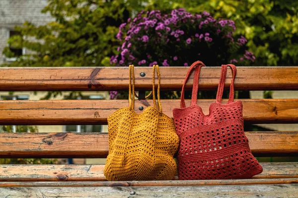 木製のベンチで買い物をするための環境に優しい綿のネットバッグ 廃棄物ゼロコンセプト ロイヤリティフリーのストック写真