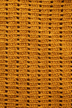 Sarı dokudan örülmüş. Tığ işi deseni.