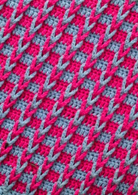 Tığ işi pembe mavi doku. Jacobs merdiven dikişi - zincir ilmek örgüsü.