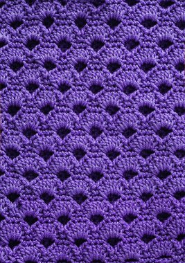 Örülmüş doku. Tığ işini çok peri renginde aç.