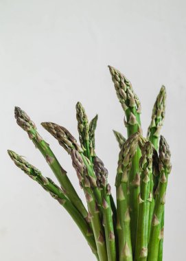 beyaz zemin üzerine taze yeşil kuşkonmaz demet.