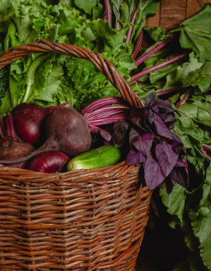Kahverengi sepet ve taze sebzeler. Çiftçi sebze pazarı. Sağlıklı vejetaryen gıda kavramı.