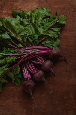 Pancar sürüsü. Yeşil yapraklı Yuong kırmızı pancar kökü. Sağlıklı organik gıda konsepti.