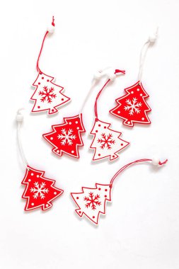 Geleneksel klasik tarzı kırmızı beyaz ahşap ağaç Noel ağacı süslemelerini şekillendirir. Beyaz arka planda Woden Noel ağacı oyuncakları. Üst görünüm.