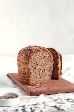 Tahta üzerinde tohumlar olan dilimlenmiş çavdar ekmeği. Boşluğu kopyala.