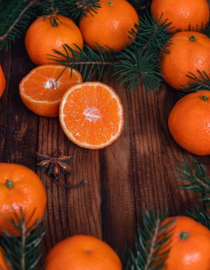 Taze mandallar ya da köknar ağacı dalları olan mandallar ve kara tahta üzerinde yıldız anasonu..