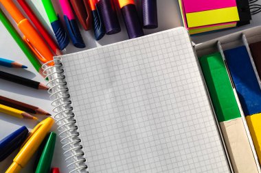 Okul aletleri. Defter, kalemler, kalemler, kalemler, kalemler, plastikler, notlar.